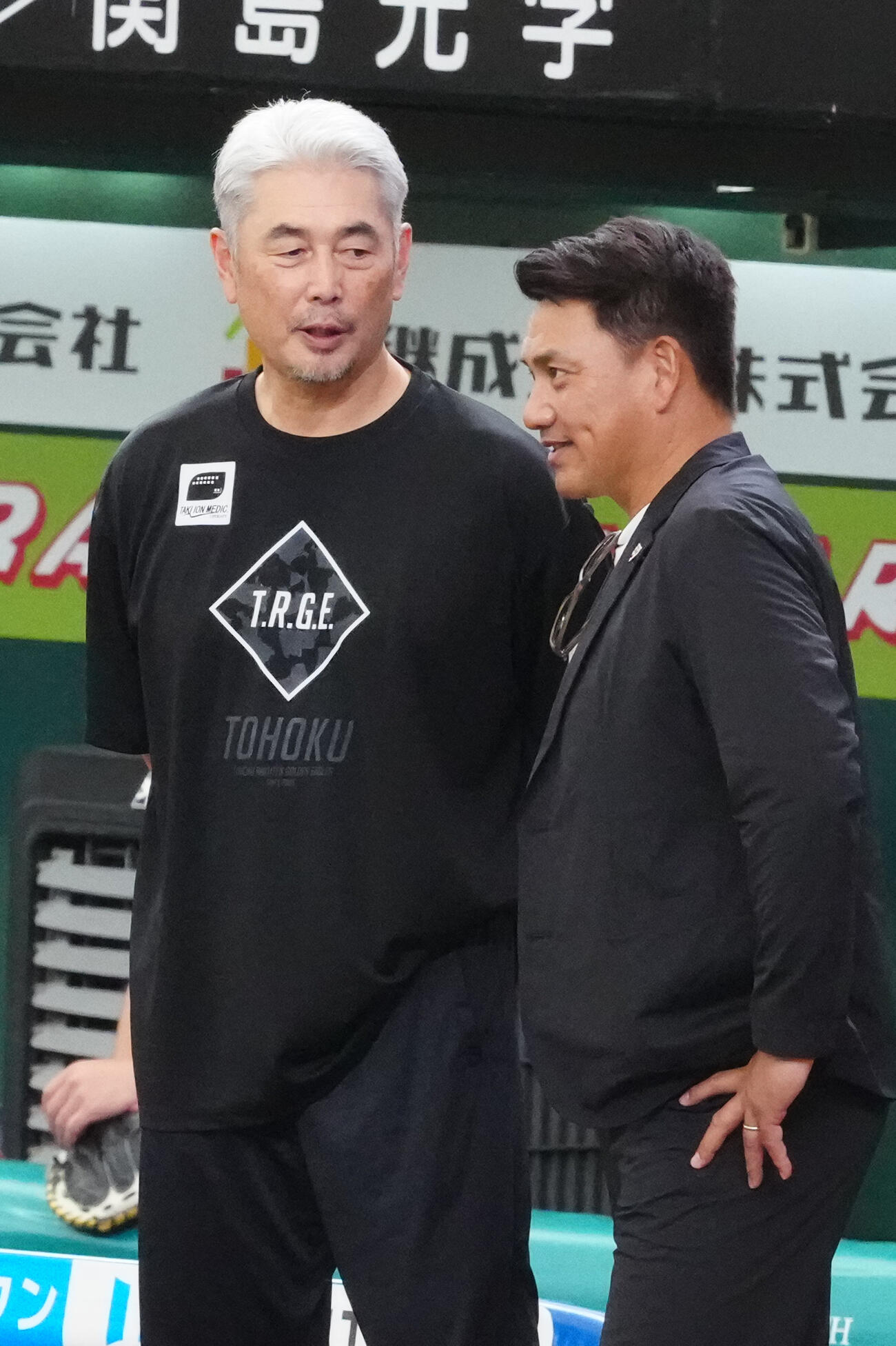 西武対楽天　試合前、言葉を交わす楽天吉井理人監督（左）と侍ジャパン井口資仁監督（撮影・江口和貴）