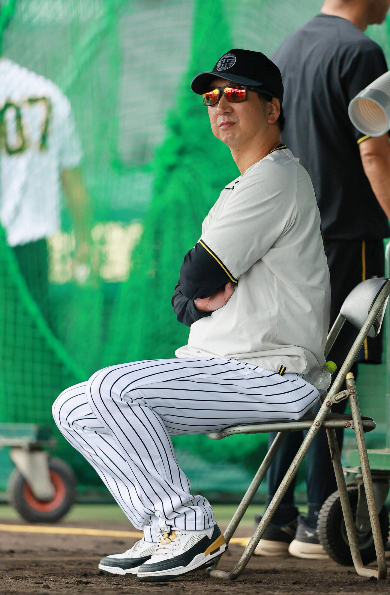 阪神対巨人　試合前の練習を確認する阪神藤川球児監督（撮影・上山淳一）