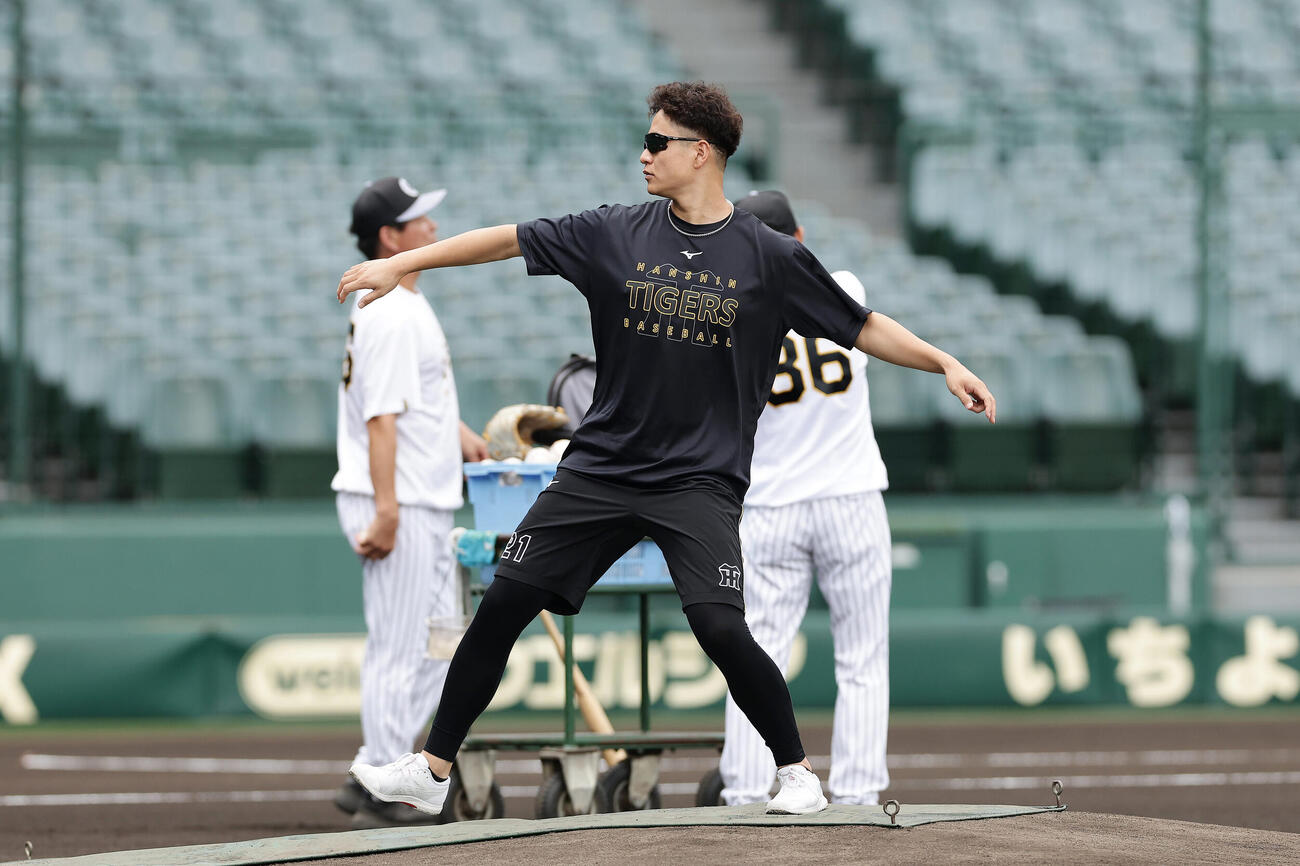 阪神対巨人　試合前練習でマウンドを確認する阪神大竹耕太郎（撮影・前田充）
