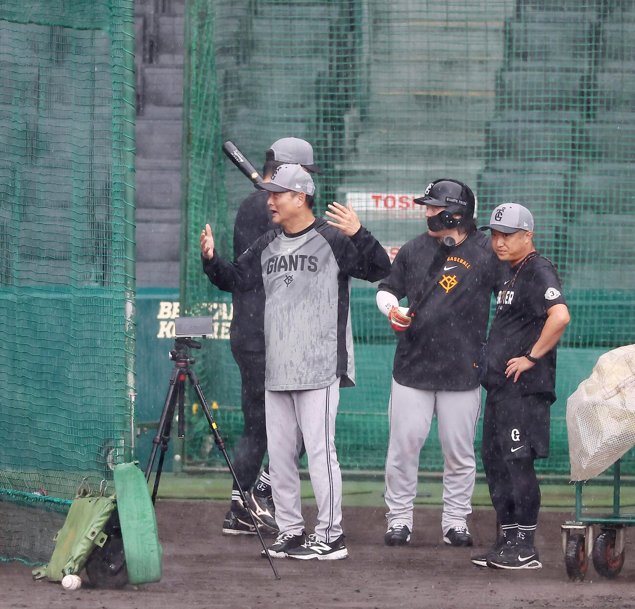 阪神対巨人　打撃練習中、激しい雨脚となりナインへ引き揚げるよう促す巨人橋上秀樹監督代行（撮影・加藤哉）