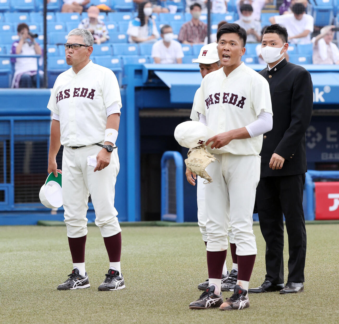 2020年8月、明大に勝利しスタンドにあいさつする早大・小宮山監督（左）。手前は早川