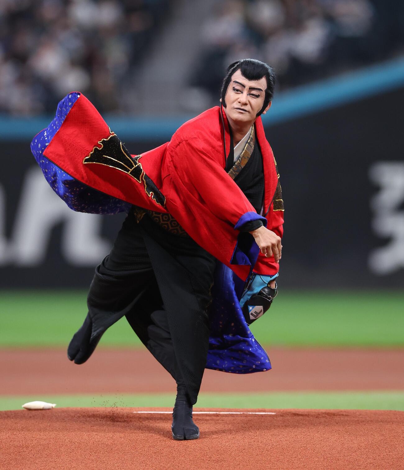 日本ハム対ロッテ　ファーストピッチセレモニーで投球する片岡愛之助（撮影・黒川智章）