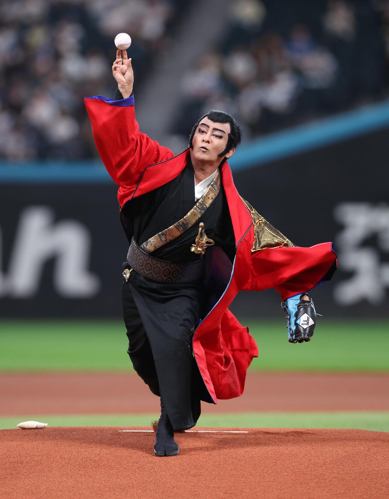 日本ハム対ロッテ　ファーストピッチセレモニーで投球する片岡愛之助（撮影・黒川智章）