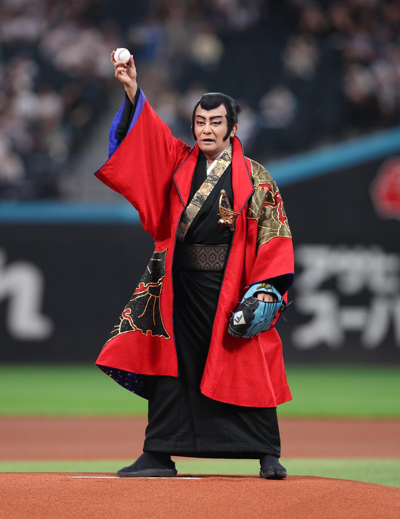 日本ハム対ロッテ　ファーストピッチセレモニーで投球する片岡愛之助（撮影・黒川智章）