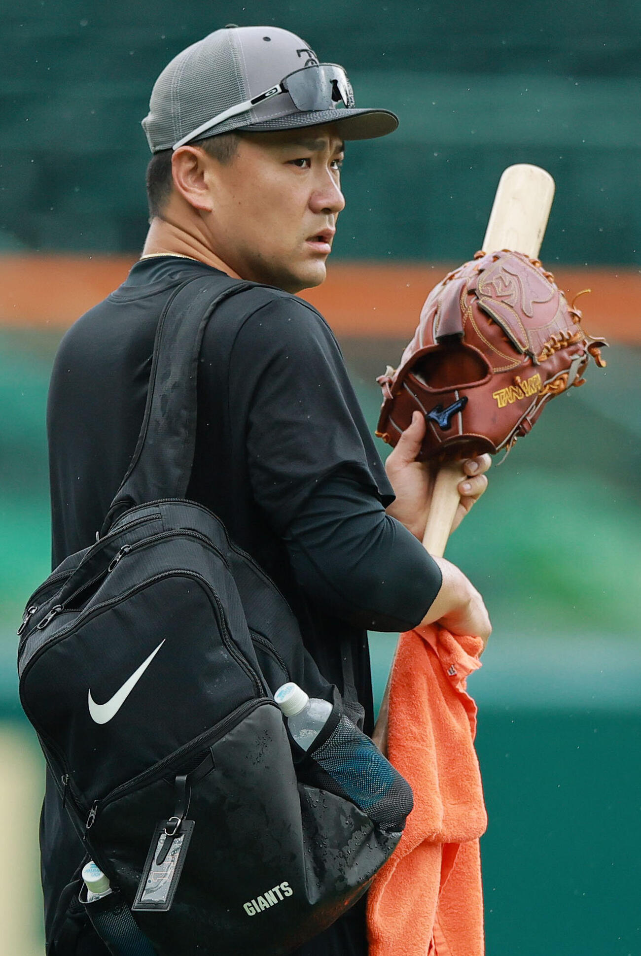 阪神対巨人　グラウンドを移動する巨人田中将大（撮影・上山淳一）