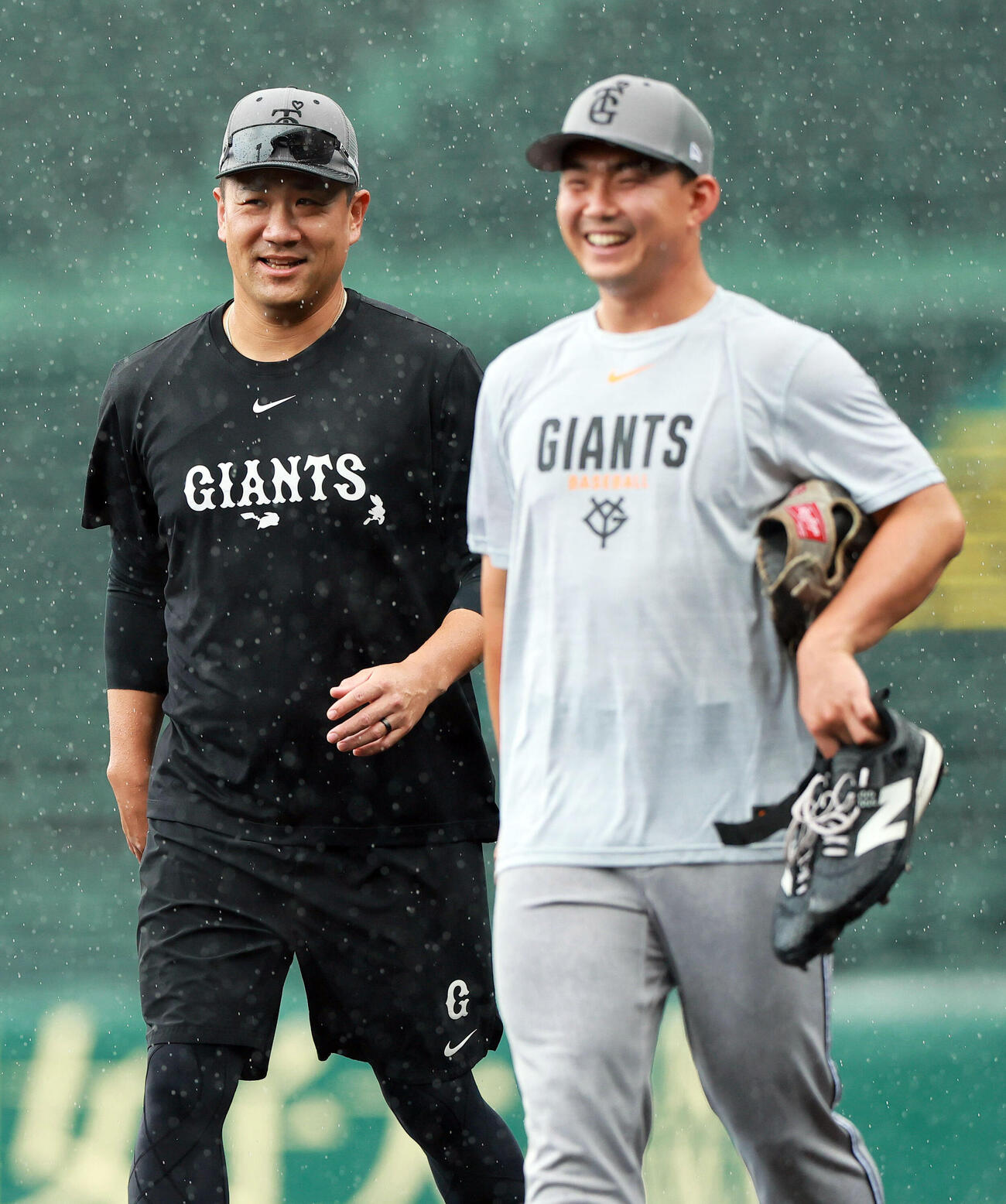 阪神対巨人　リラックスした表情でグラウンドを移動する巨人田中将大（左）と小笠原慎之介（撮影・上山淳一）