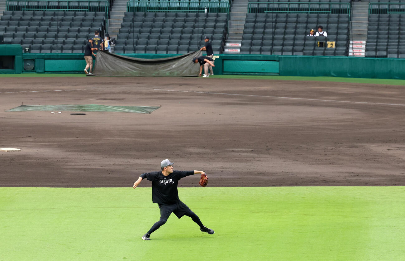 阪神対巨人　雨も上がりグラウンドでキャッチボールする巨人田中将大（撮影・加藤哉）
