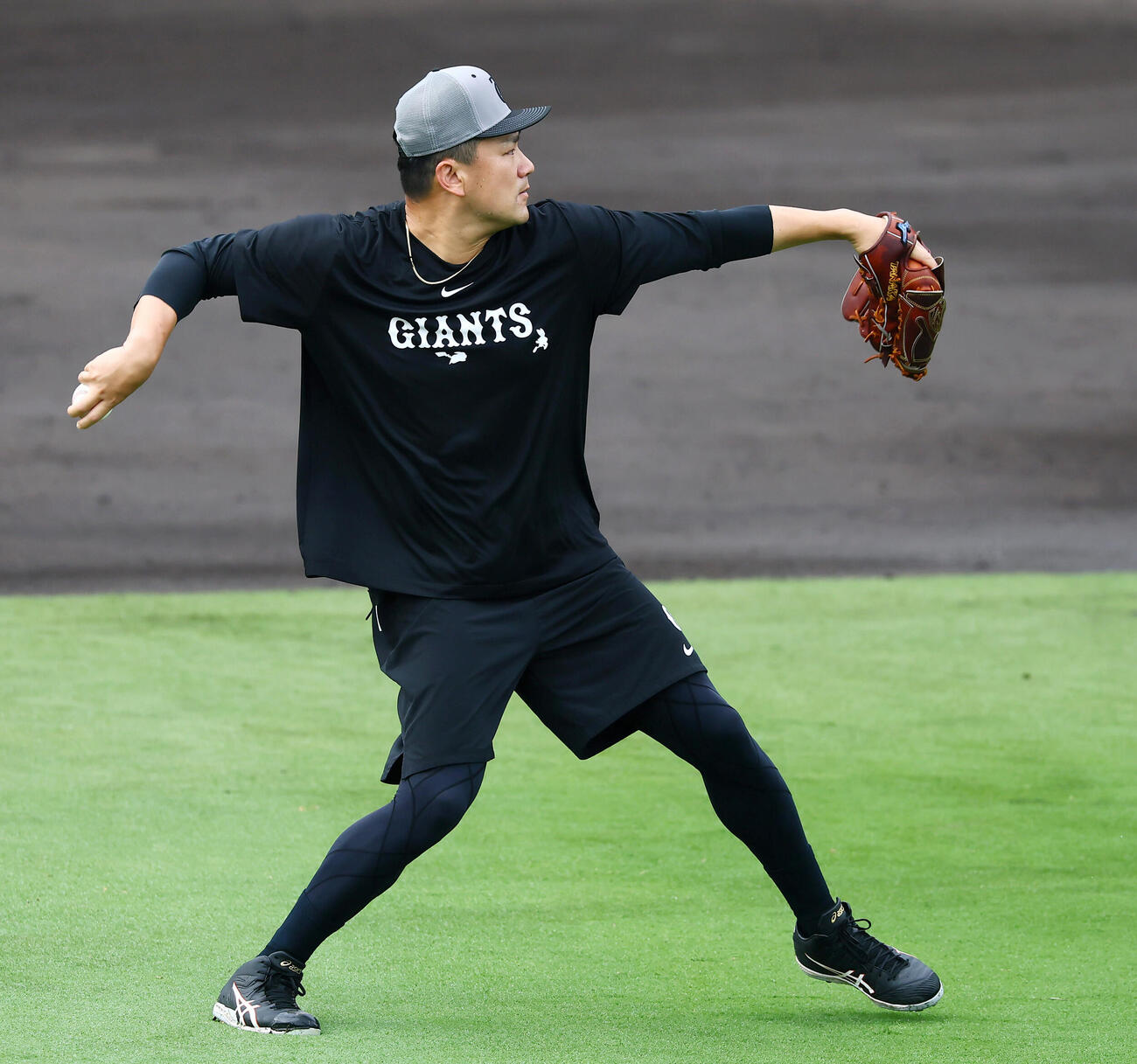 阪神対巨人　雨も上がりグラウンドでキャッチボールする巨人田中将大（撮影・加藤哉）