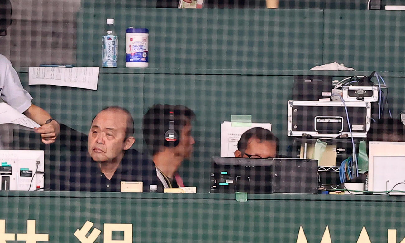 阪神対巨人　ラジオ中継のゲスト解説を務める阪神岡田彰布オーナー付顧問（撮影・加藤哉）