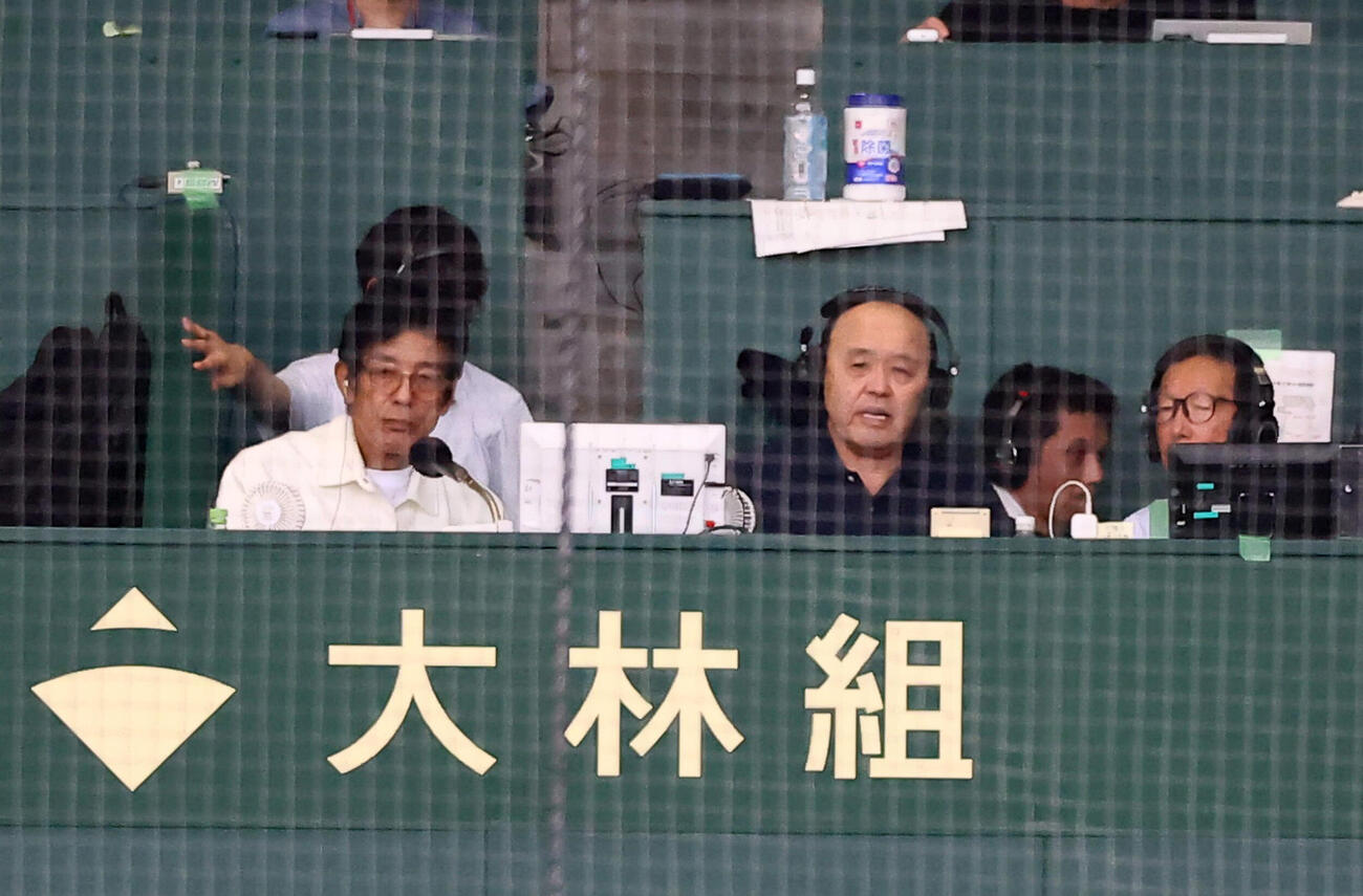阪神対巨人　ラジオ中継のゲスト解説を務める阪神岡田彰布オーナー付顧問（撮影・加藤哉）