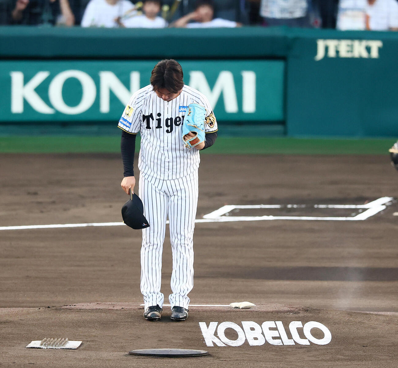 阪神対巨人　1回表巨人無死、マウンドで一礼する阪神先発村上頌樹（撮影・加藤哉）