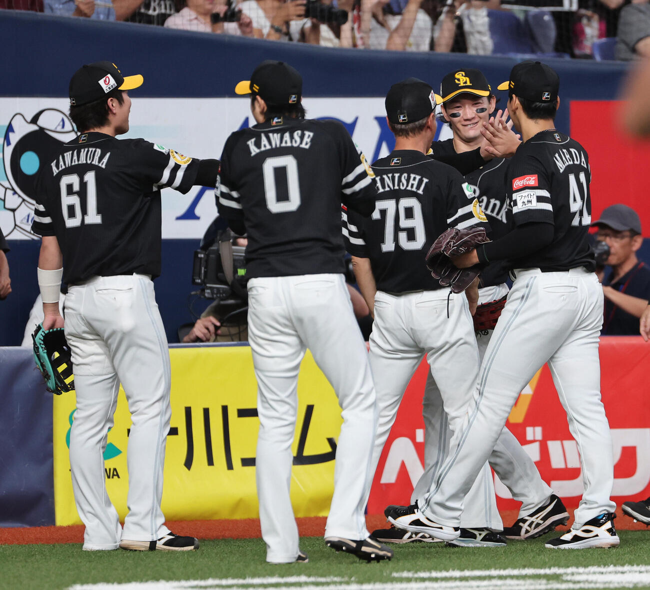 オリックス対ソフトバンク　1回裏オリックス2死満塁、左翼手正木智也は中川圭太の打球をスタンドに手を伸ばして好捕し、ベンチに戻りながら前田悠伍とタッチをかわす（撮影・西尾就之）