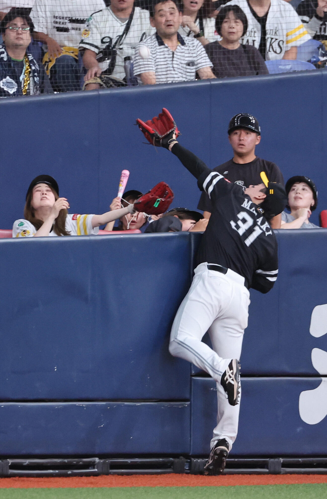 オリックス対ソフトバンク　1回裏オリックス2死満塁、左翼手正木智也は中川圭太の打球をスタンドに手を伸ばして好捕（撮影・西尾就之）