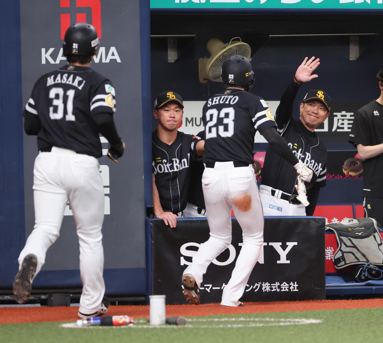 オリックス対ソフトバンク　1回表ソフトバンク1死一、三塁、小久保裕紀監督は栗原の適時打で生還した周東佑京、正木智也をベンチで迎える（撮影・西尾就之）
