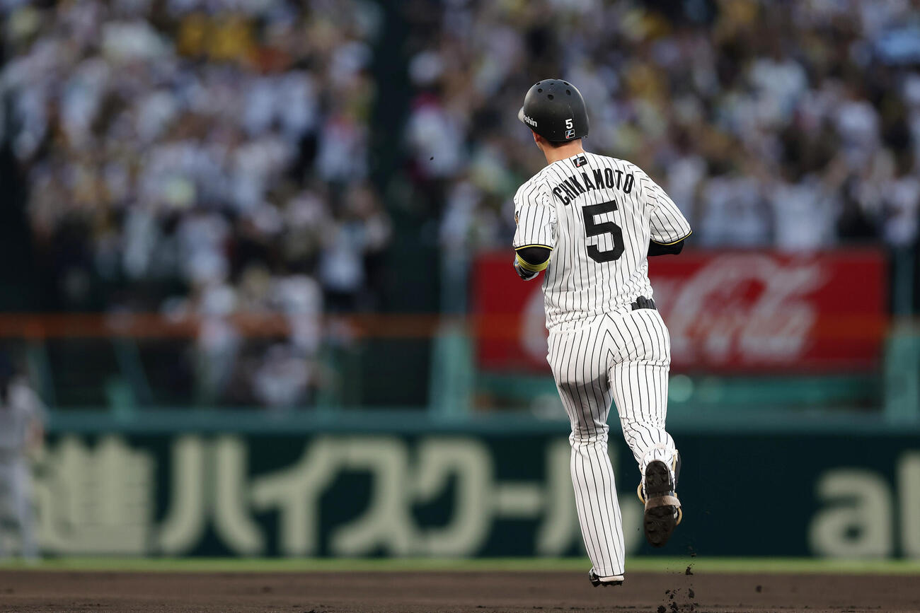 阪神対巨人　1回裏阪神無死、先頭打者本塁打を放ちダイヤモンドをまわる近本光司（撮影・前田充）