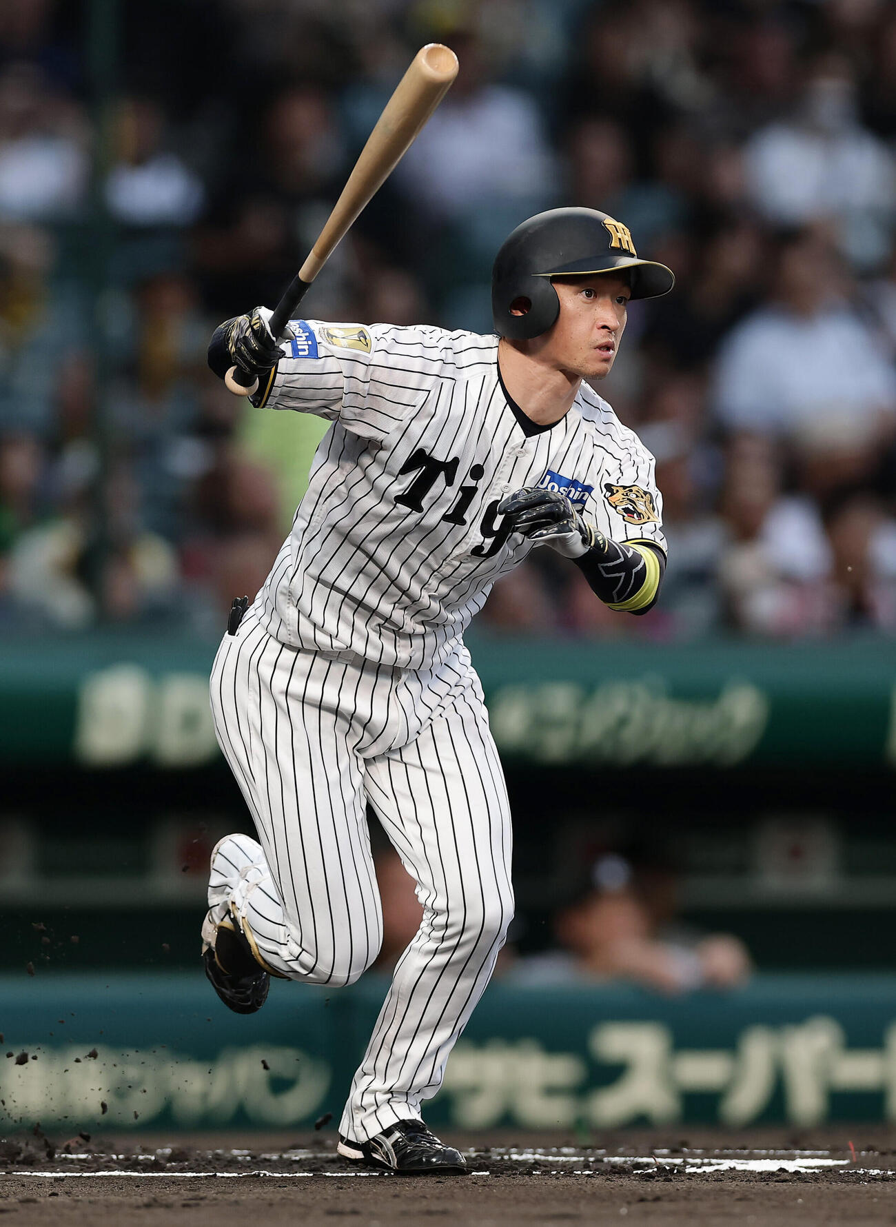 阪神対巨人　1回裏阪神無死、右越えに先頭打者本塁打を放つ近本光司（撮影・前田充）