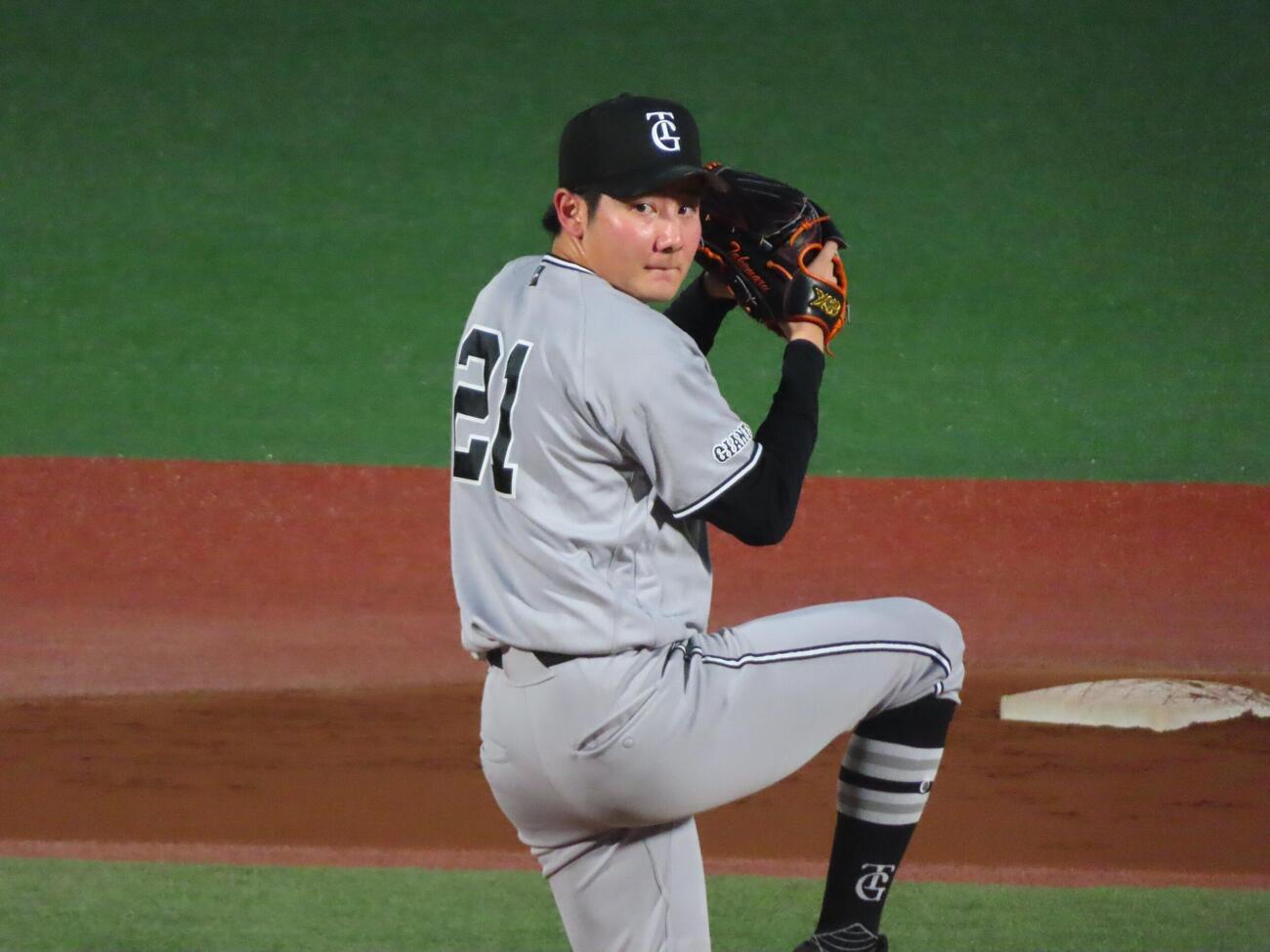 ファーム・リーグDeNA対巨人　先発し力投する巨人竹丸和幸