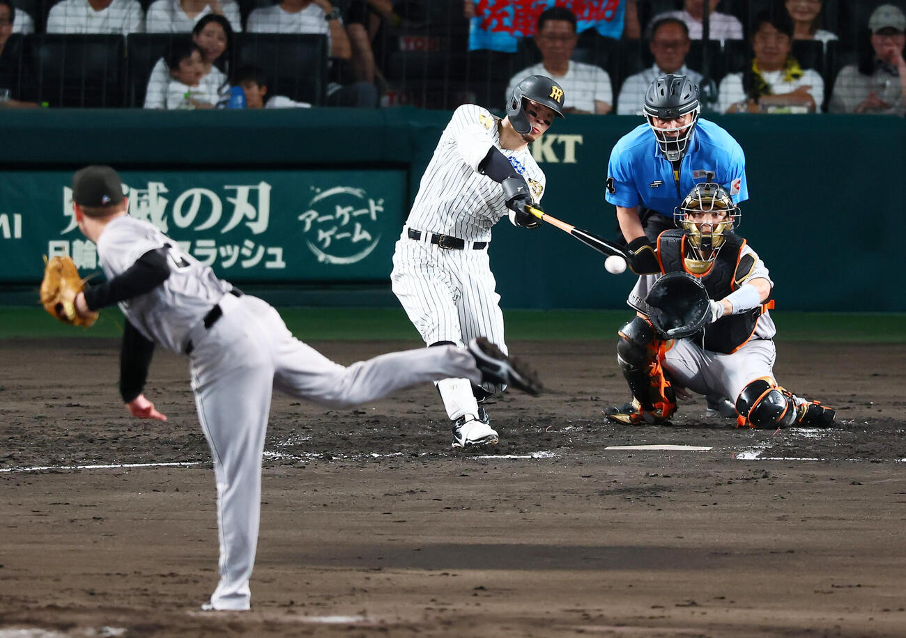 阪神対巨人　3回裏阪神1死一、二塁、佐藤輝明は右前適時打を放つ。投手スペンサー・ハワード（撮影・加藤哉）