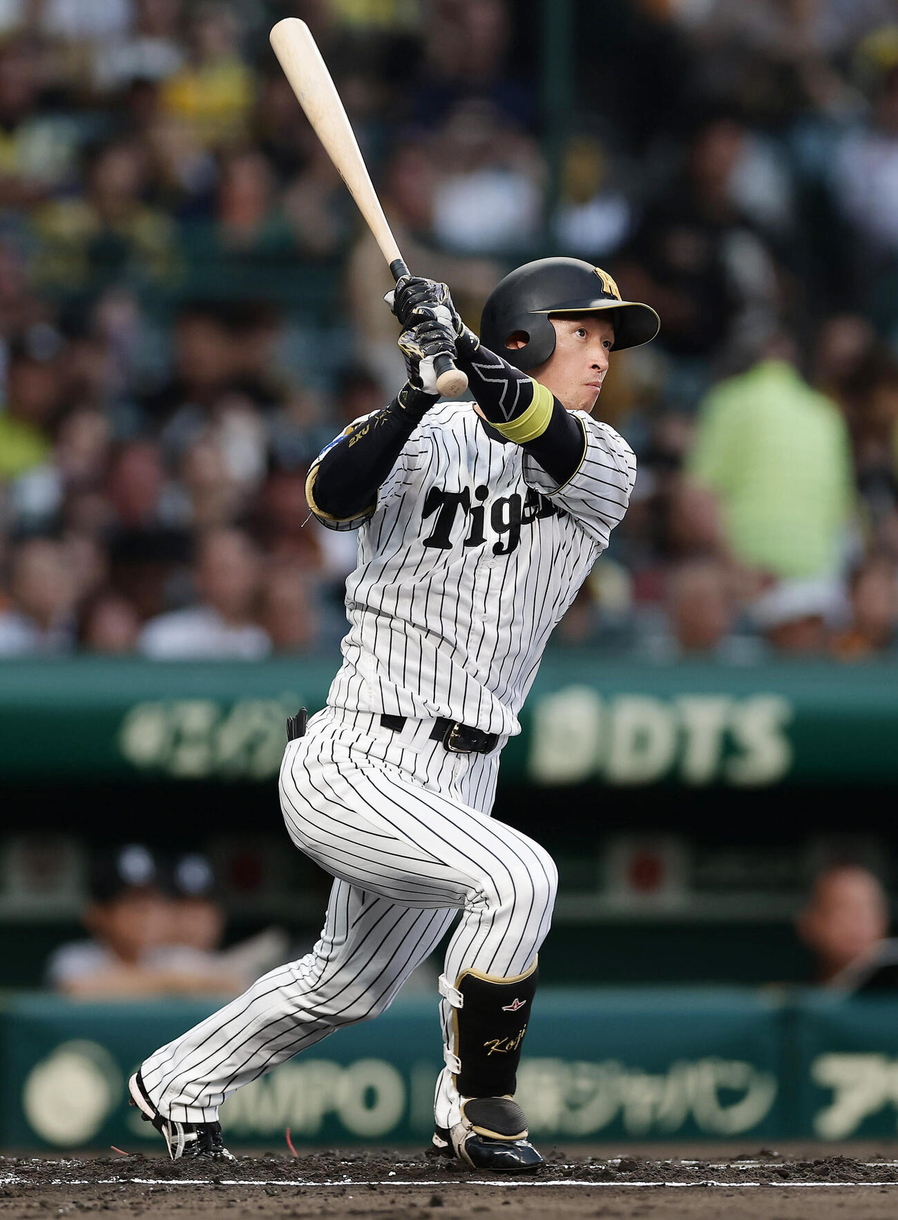 阪神対巨人　1回裏阪神無死、右越えに先頭打者本塁打を放つ近本光司（撮影・前田充）