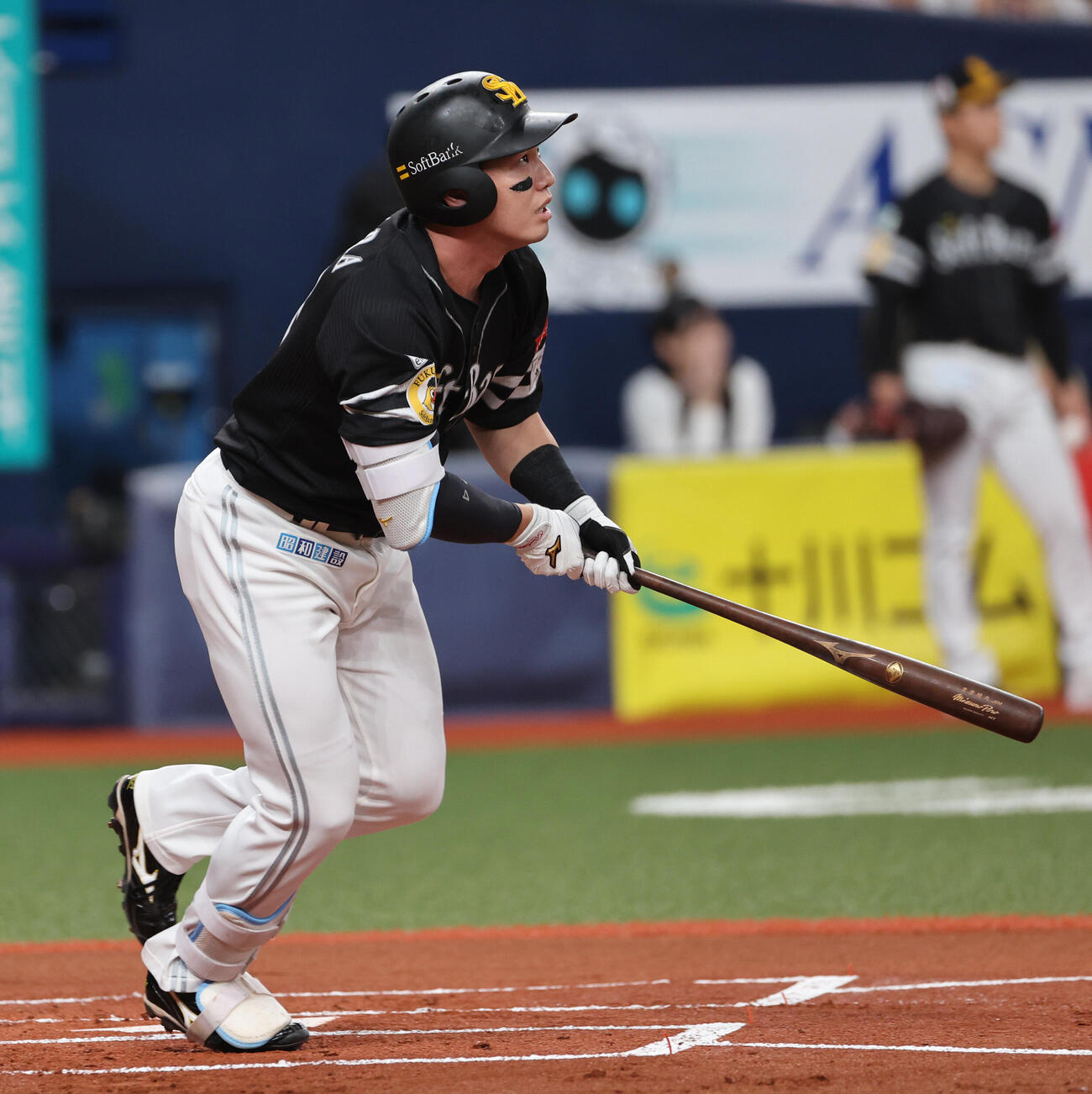 オリックス対ソフトバンク　1回表ソフトバンク1死一、三塁、栗原陵矢は2点適時二塁打を放つ（撮影・西尾就之）