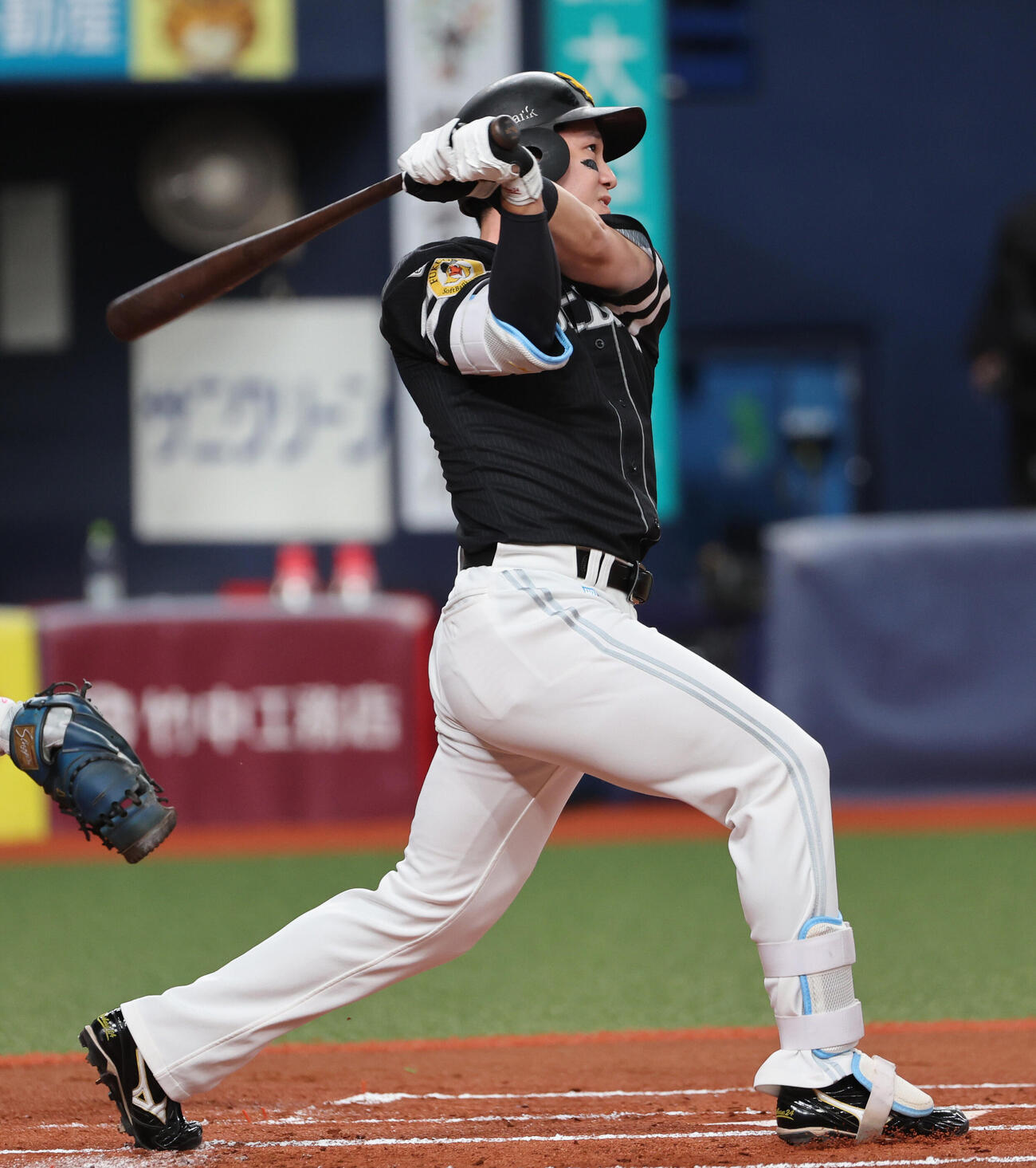 オリックス対ソフトバンク　1回表ソフトバンク1死一、三塁、栗原陵矢は2点適時二塁打を放つ（撮影・西尾就之）