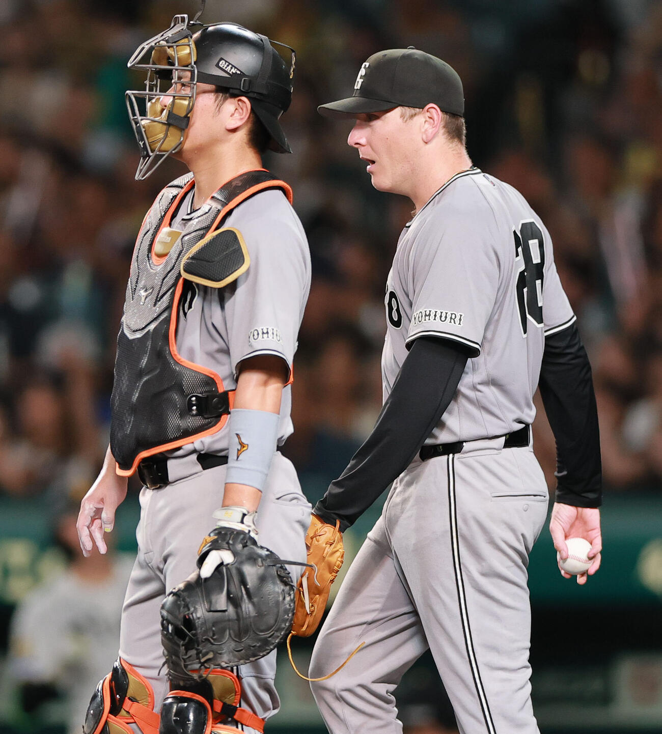 阪神対巨人　3回裏阪神1死一、二塁、スペンサー・ハワード（右）は佐藤輝明に適時打を浴びる（撮影・上山淳一）