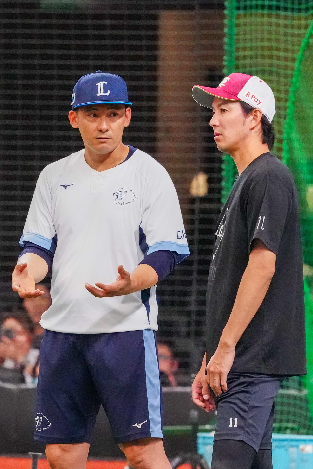 西武対楽天　試合前、言葉を交わす西武栗山巧（左）と楽天岸孝之（撮影・江口和貴）