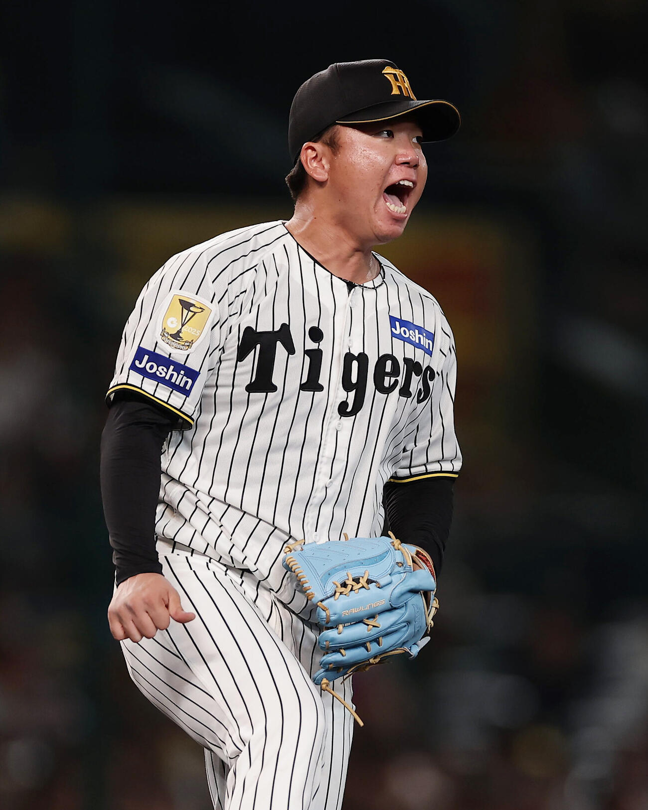 阪神対巨人　5回表巨人無死、ボビー・ダルベックを見逃し三振に仕留め、雄たけびを上げる村上頌樹（撮影・前田充）