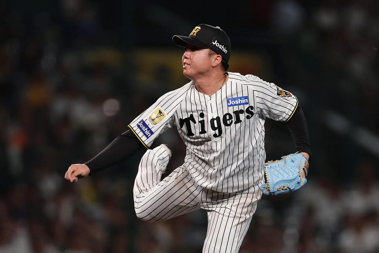 阪神対巨人　5回表、力投する阪神先発の村上頌樹（撮影・前田充）