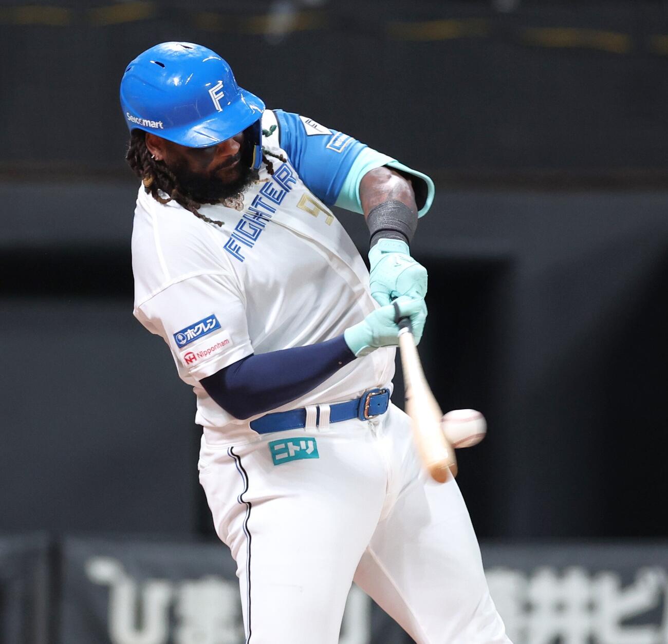 日本ハム対ロッテ　5回裏日本ハム2死一塁、2打席連続となる29号2点本塁打を放つレイエス（撮影・黒川智章）