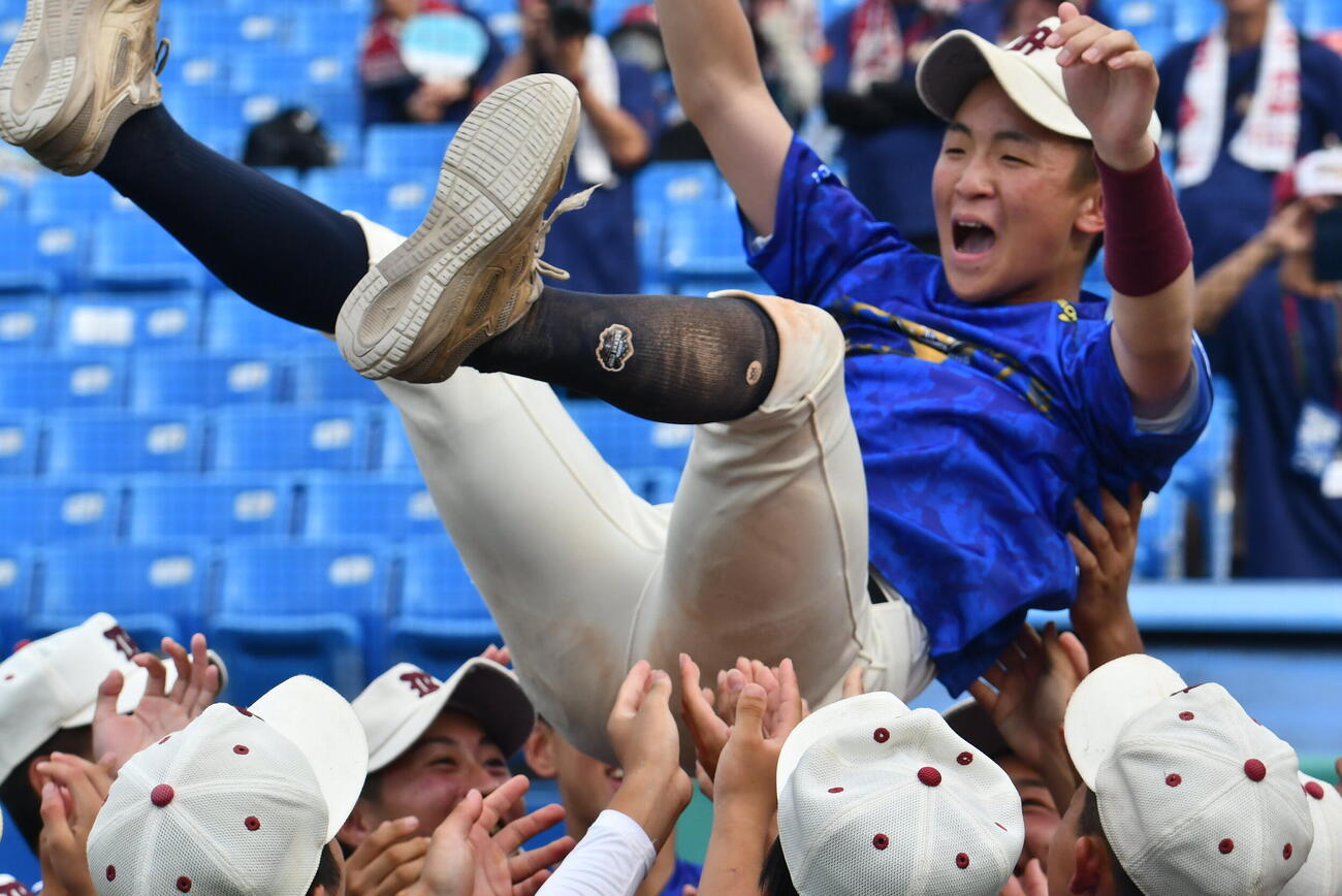 胴上げされる武蔵府中の高野主将