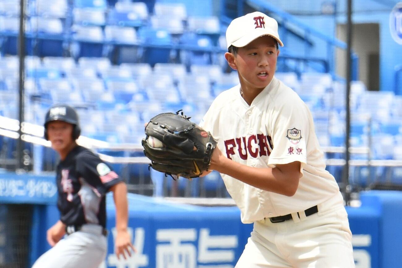 1点差の最終回無死一、二塁。投ゴロを捕球した武蔵府中・高橋のグラブにボールが挟まり、満塁の大ピンチに
