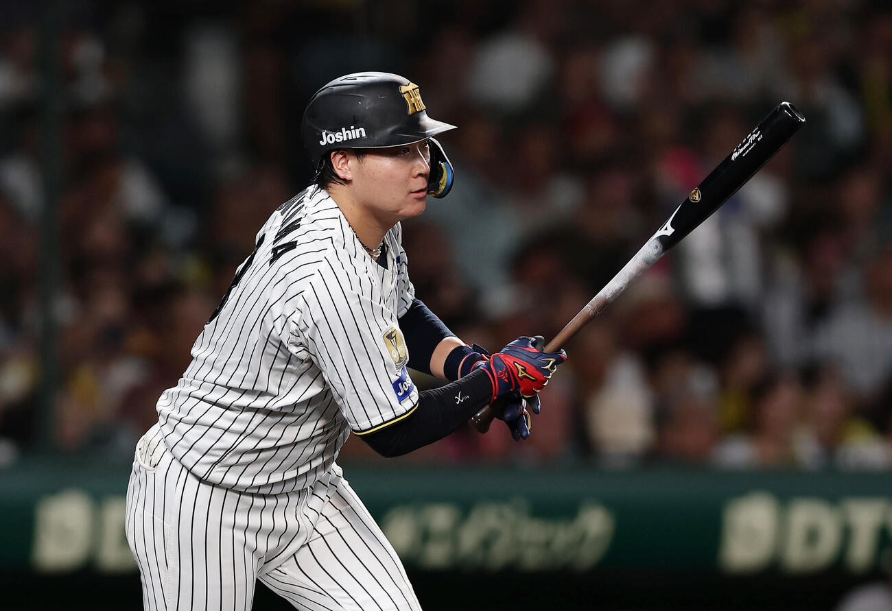 阪神対巨人　5回裏阪神1死三塁、右犠飛を放つ大山悠輔（撮影・前田充）