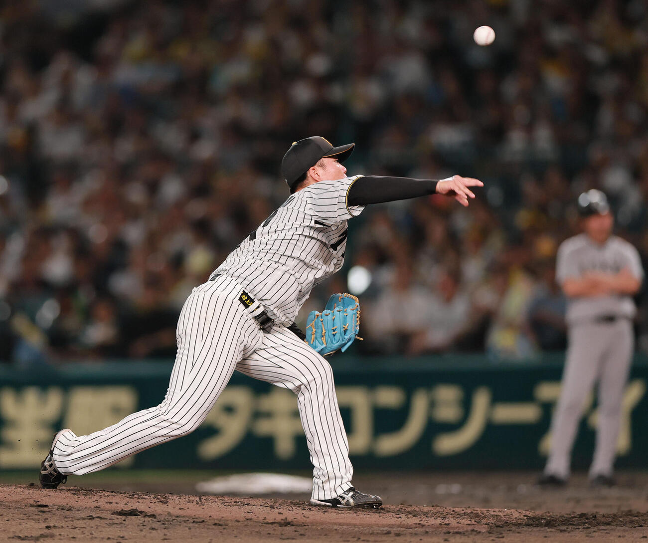 阪神対巨人　5回表、スローボールを投げる阪神村上頌樹（撮影・上山淳一）