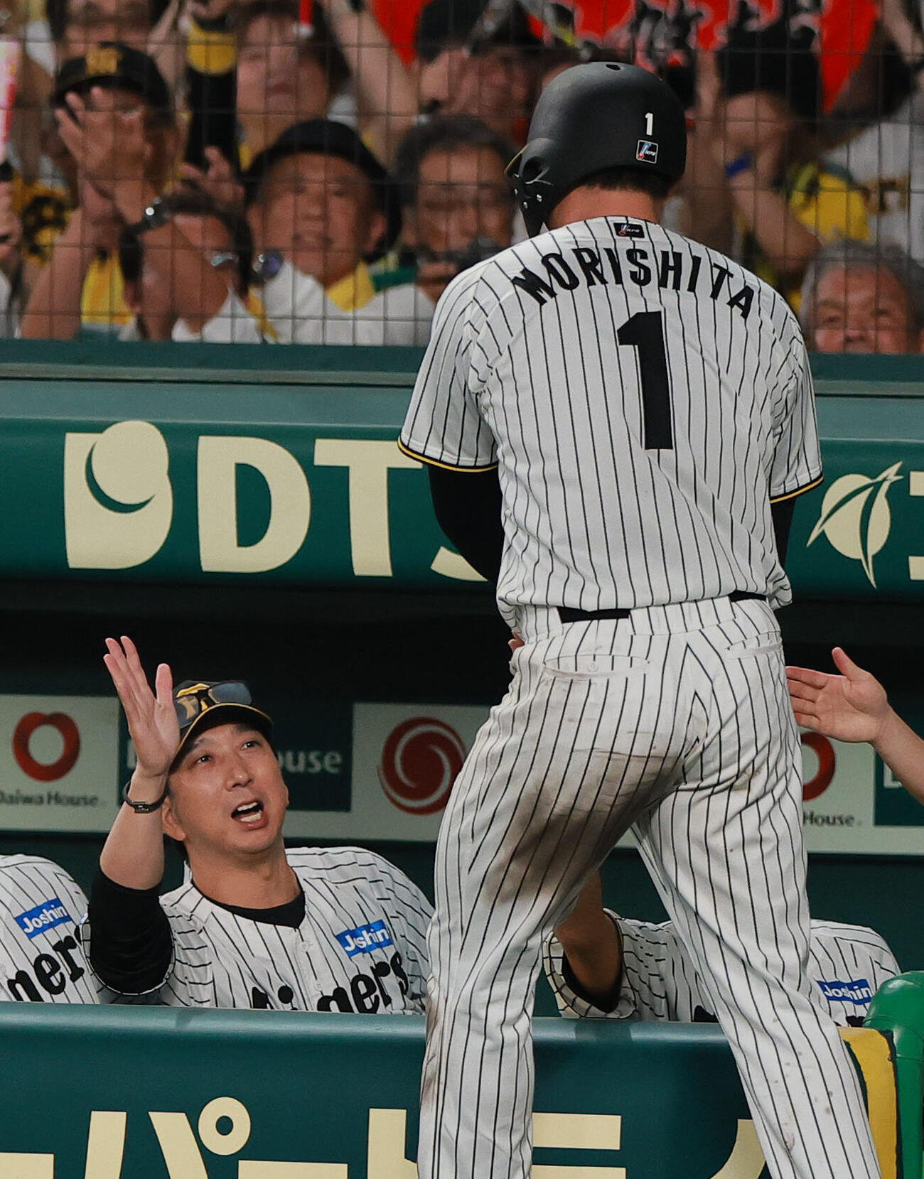 阪神対巨人　5回裏阪神1死三塁、藤川球児監督は大山悠輔の右犠飛で生還した三走森下翔太（手前）を出迎える（撮影・上山淳一）