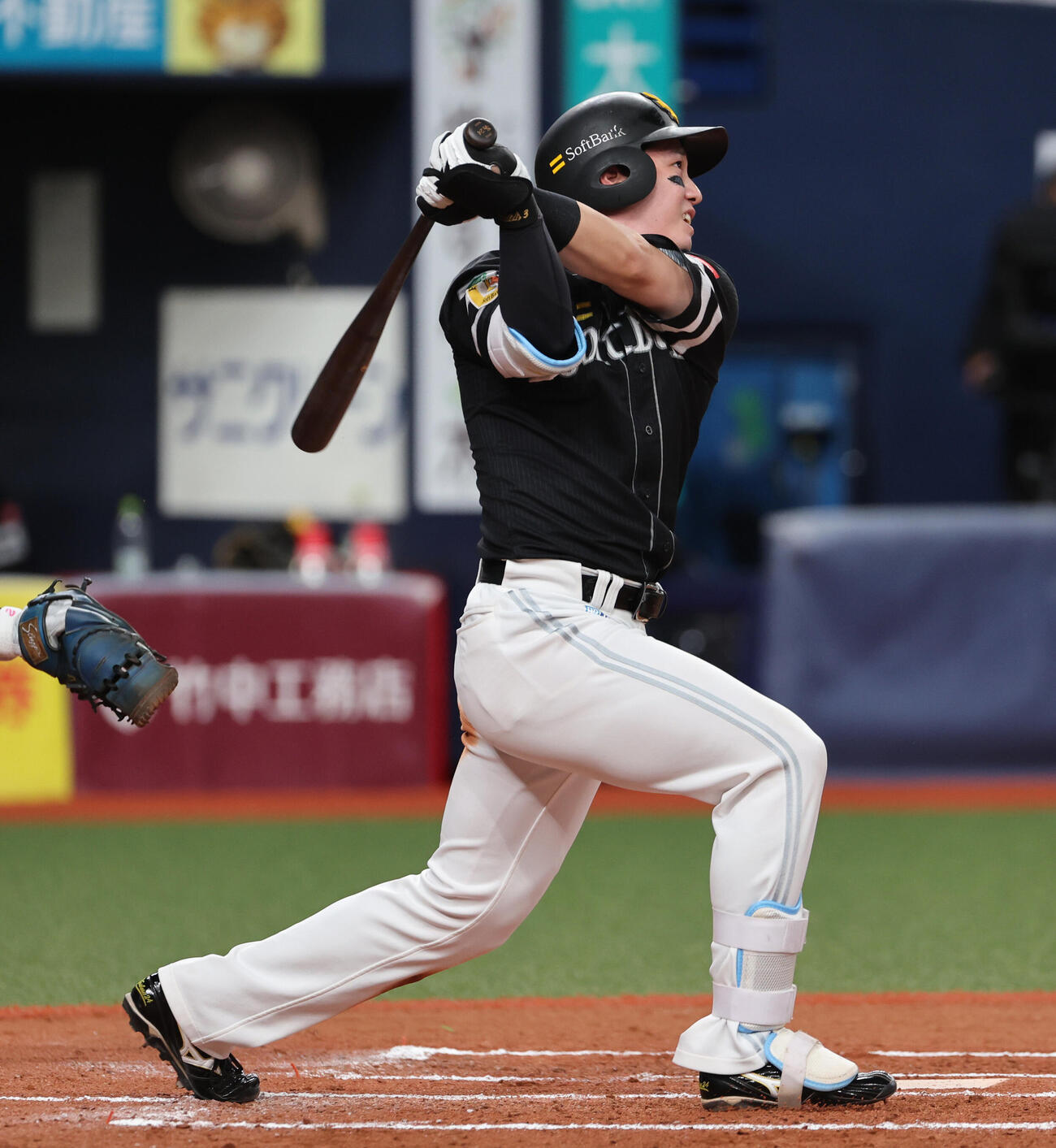 オリックス対ソフトバンク　7回表ソフトバンク無死、栗原陵矢は三塁打を放つ（撮影・西尾就之）