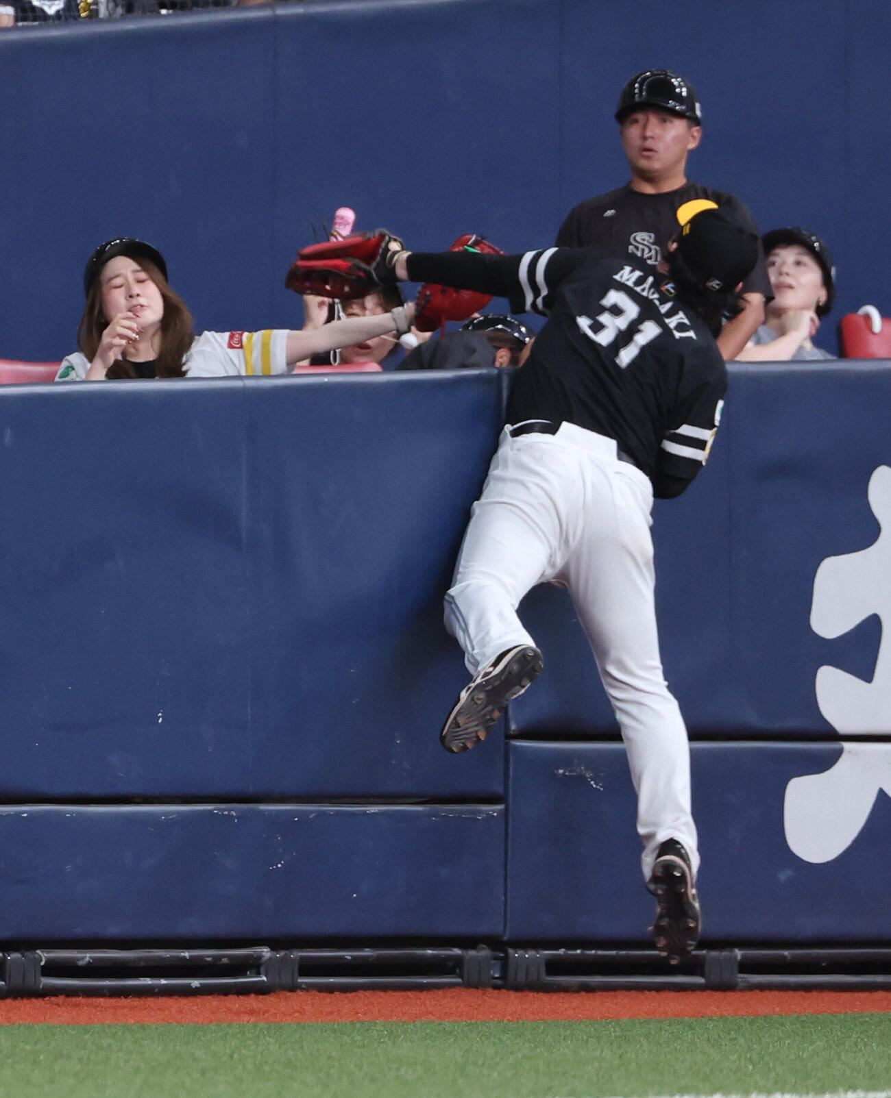 オリックス対ソフトバンク　1回裏オリックス2死満塁、左翼手正木智也は中川圭太の打球をスタンドに手を伸ばして好捕（撮影・西尾就之）