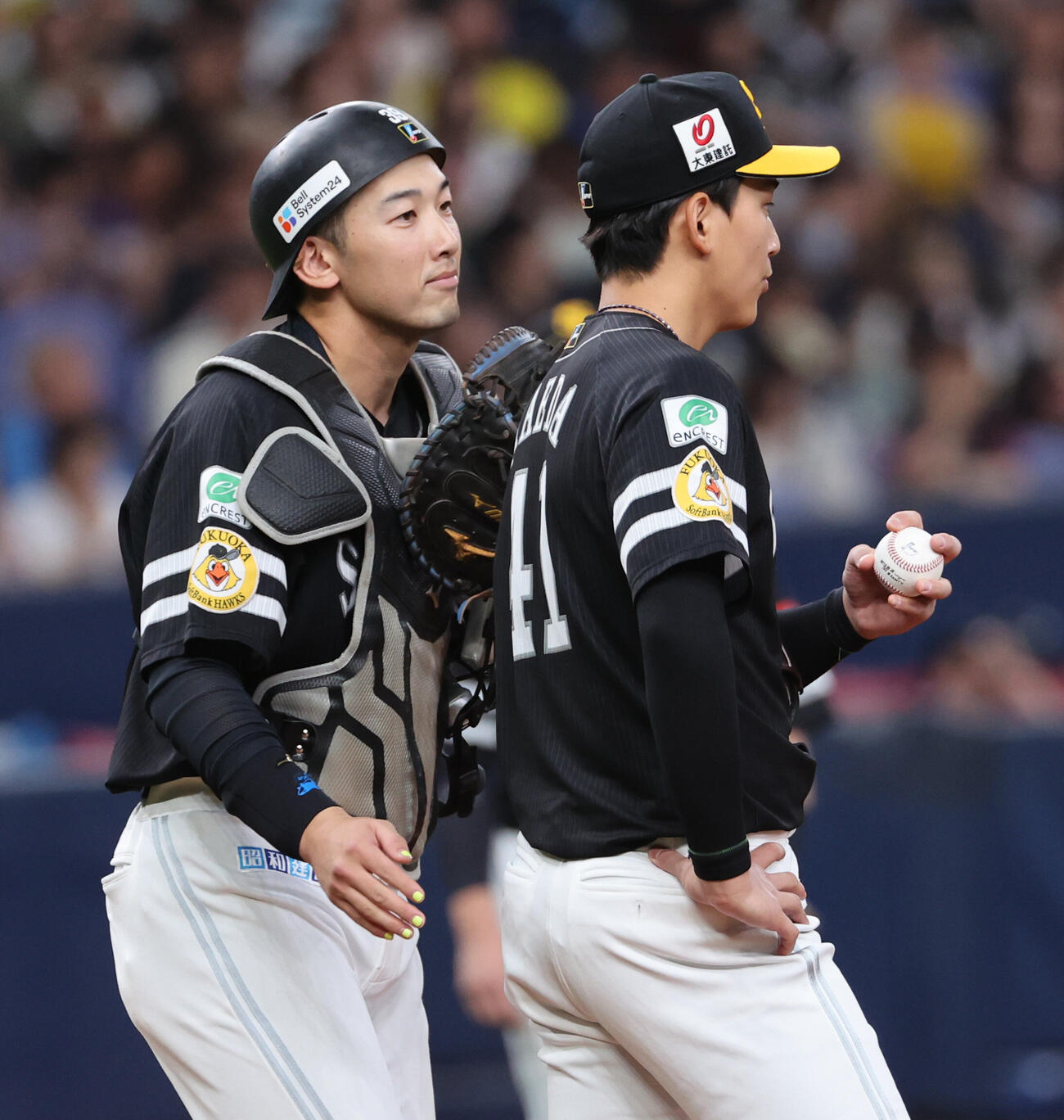オリックス対ソフトバンク　1回裏オリックス2死満塁、山本祐大捕手はピンチを迎えた前田悠伍を激励（撮影・西尾就之）