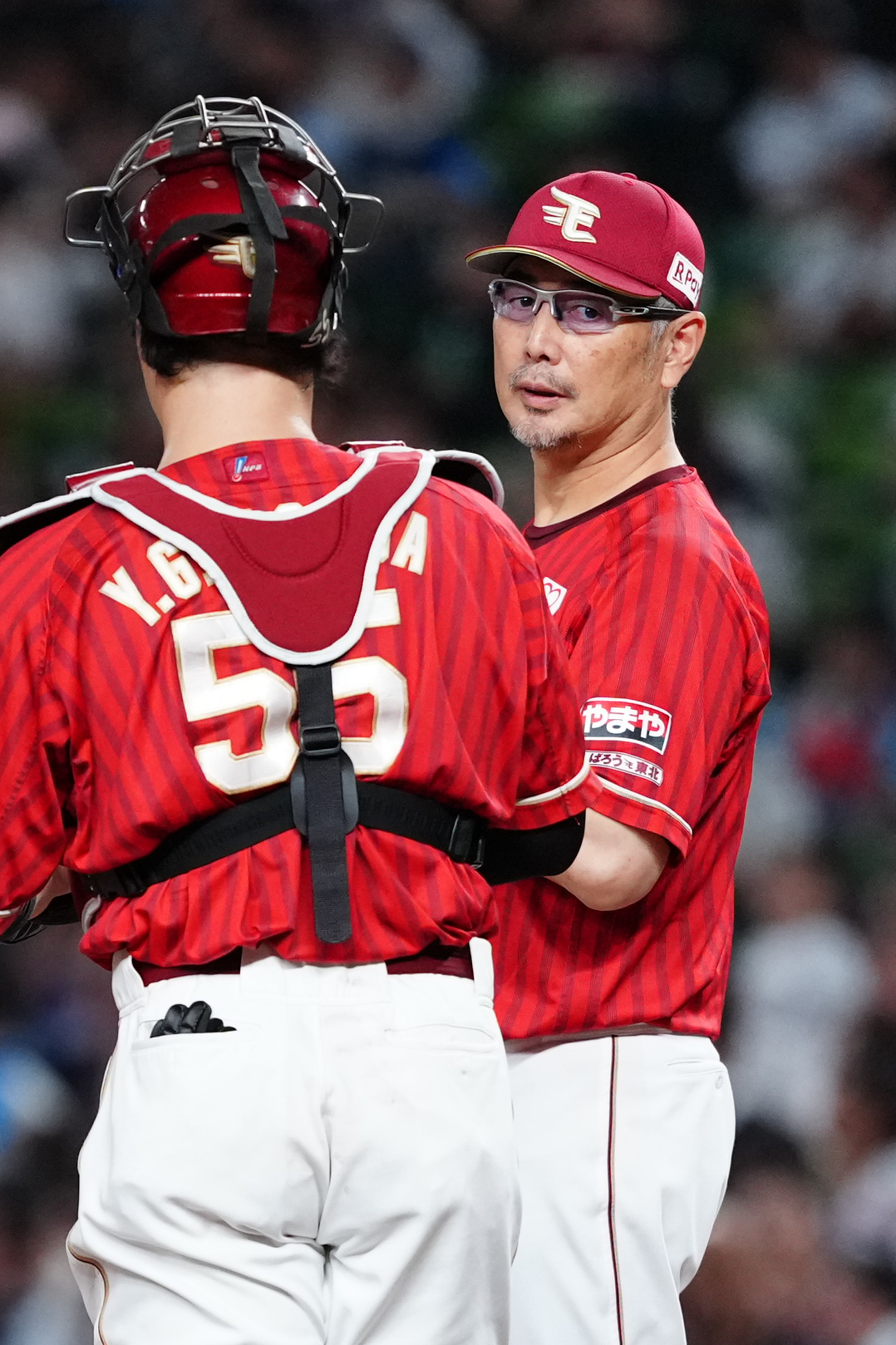 西武対楽天　7回裏、楽天先発滝中瞭太の降板でマウンドに向かった吉井理人監督（右）（撮影・江口和貴）