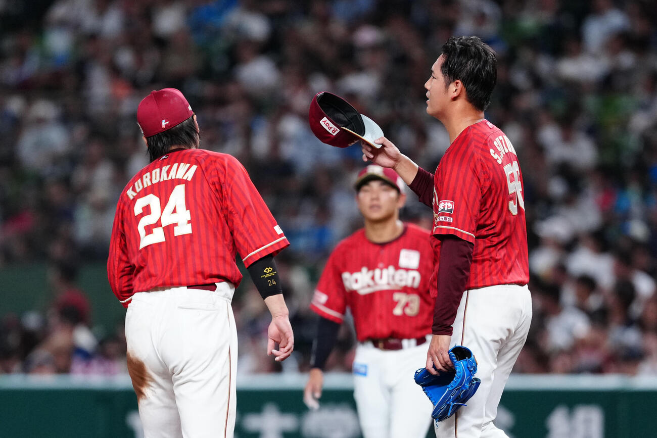 西武対楽天　7回裏途中、交代となる楽天2番手の鈴木翔天（右）（撮影・江口和貴）