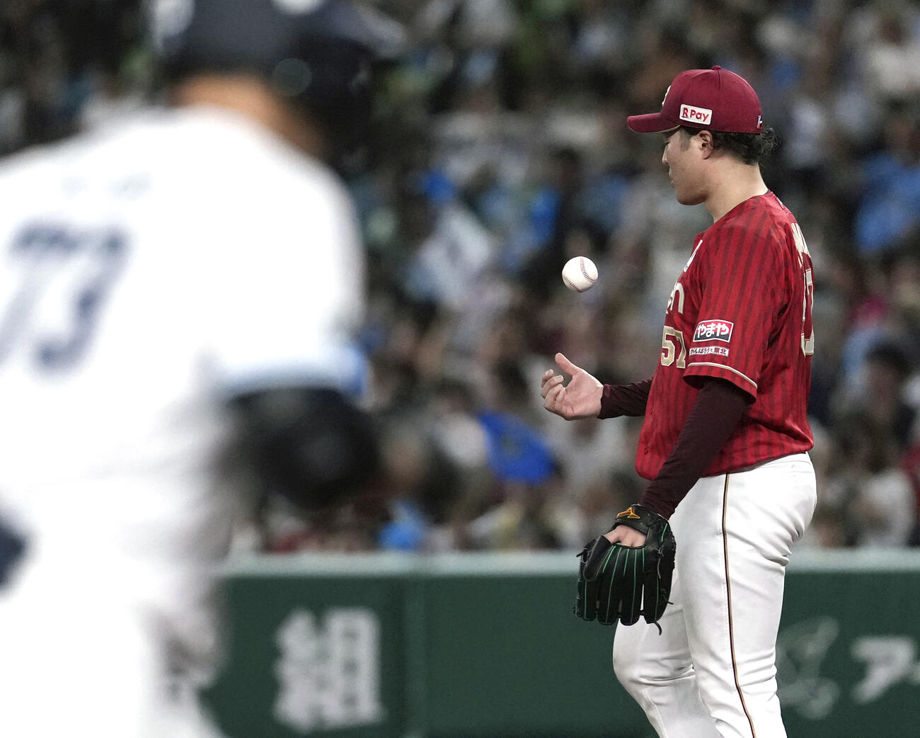 1回、西武・林安可（手前）に3ランを浴びた楽天・滝中＝ベルーナドーム