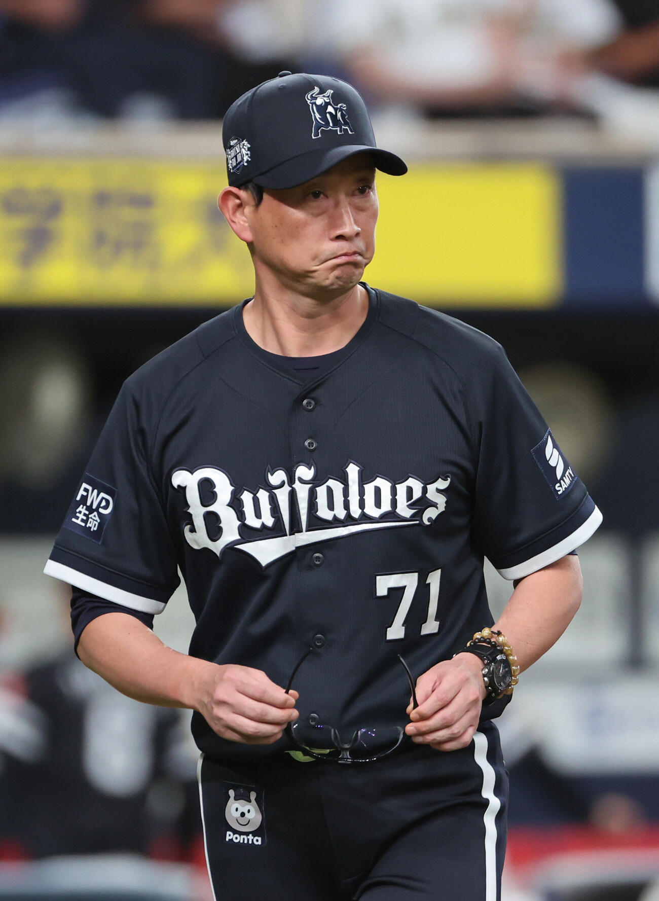 オリックス対ソフトバンク　6回の攻撃を終え、オリックス岸田護監督は選手交代を告げ、ベンチに戻る（撮影・西尾就之）