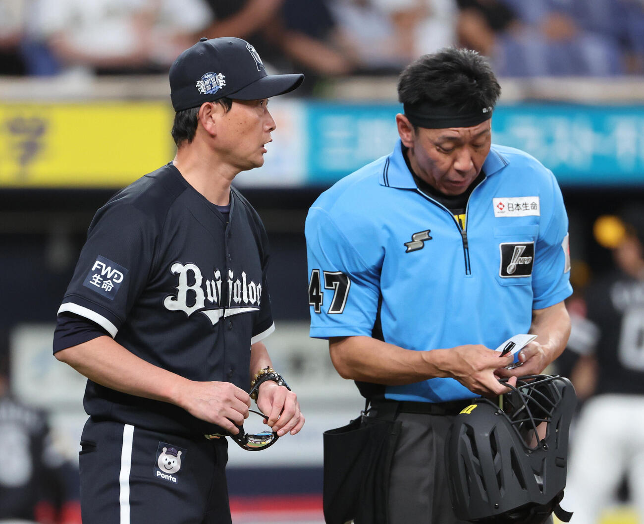 オリックス対ソフトバンク　6回の攻撃を終え、オリックス岸田護監督は選手交代を告げる（撮影・西尾就之）