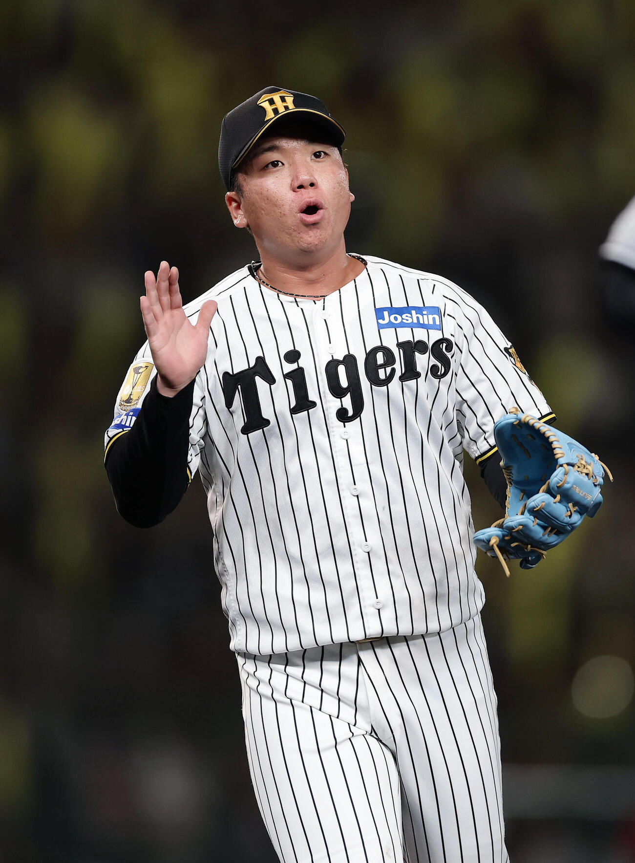 阪神対巨人　7回表の巨人打線を抑え、グラブをたたく阪神村上頌樹（撮影・前田充）