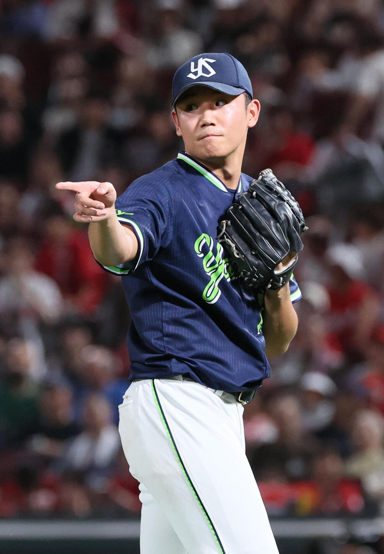 広島対ヤクルト　5回裏広島2死、勝田成を三ゴロに打ち取り、野手を指さす奥川恭伸（撮影・加藤孝規）