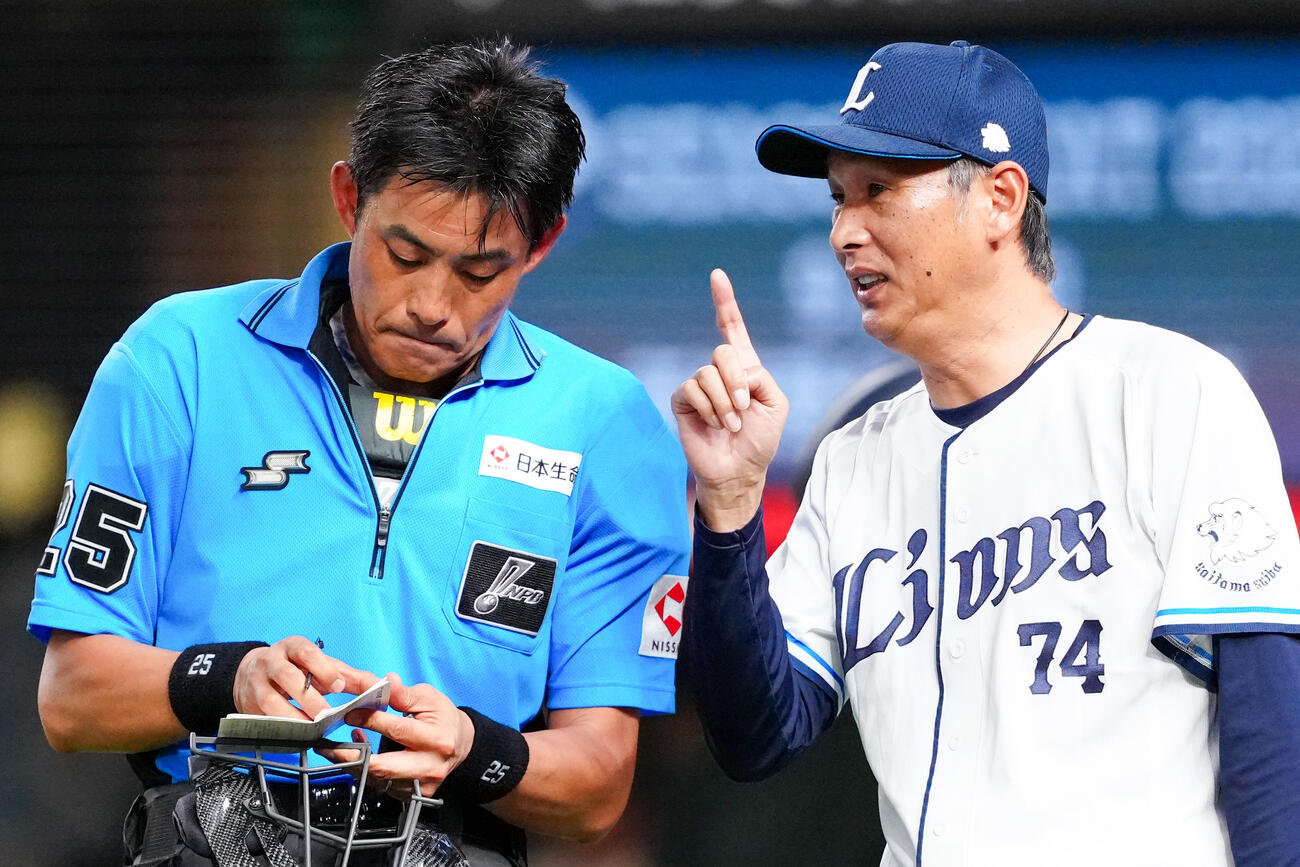 西武対楽天　8回表開始前、選手交代を告げる西武西口文也監督（右）（撮影・江口和貴）