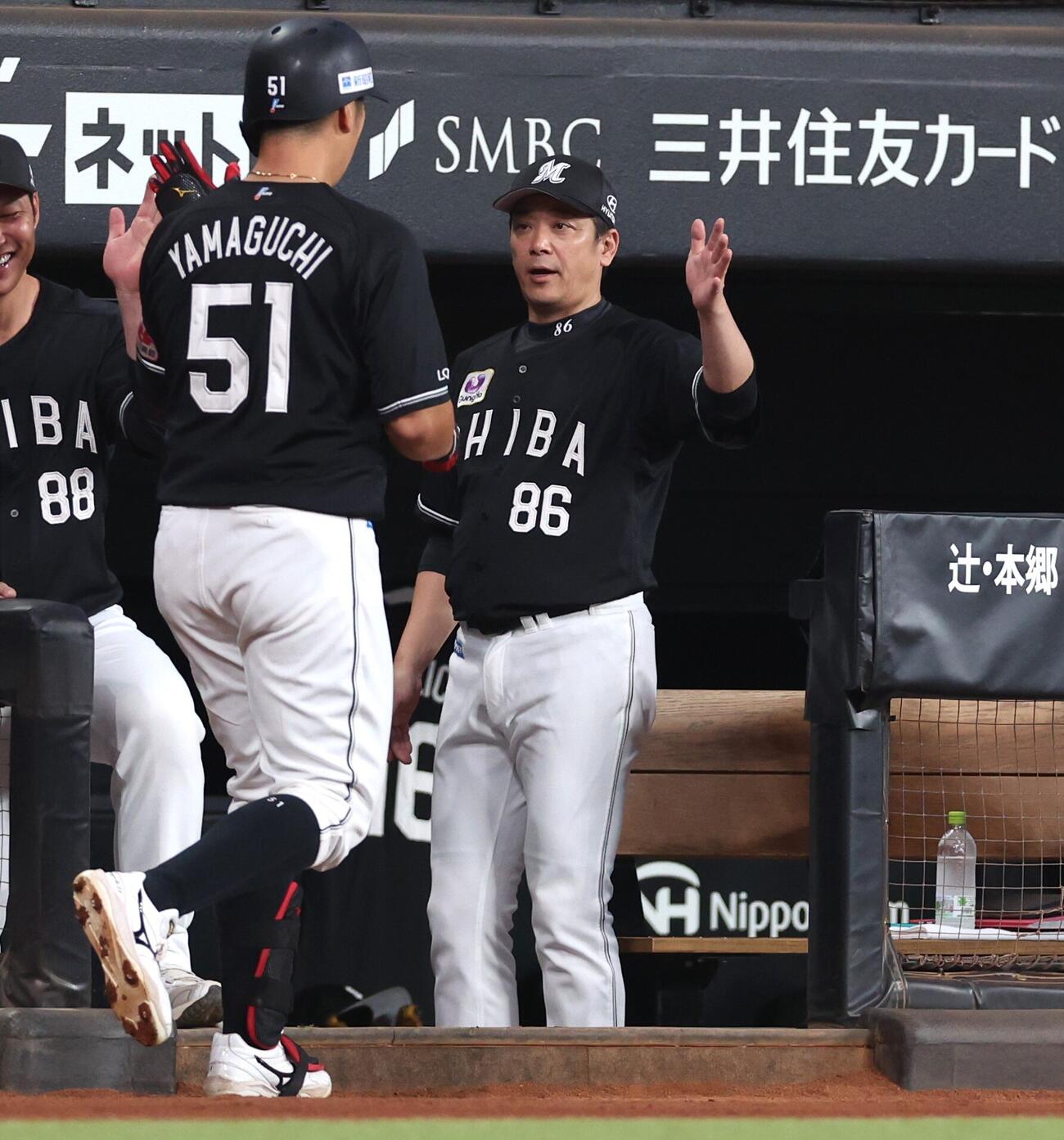 日本ハム対ロッテ　1回表ロッテ1死、本塁打を放った山口航輝を出迎えるサブロー監督（撮影・黒川智章）