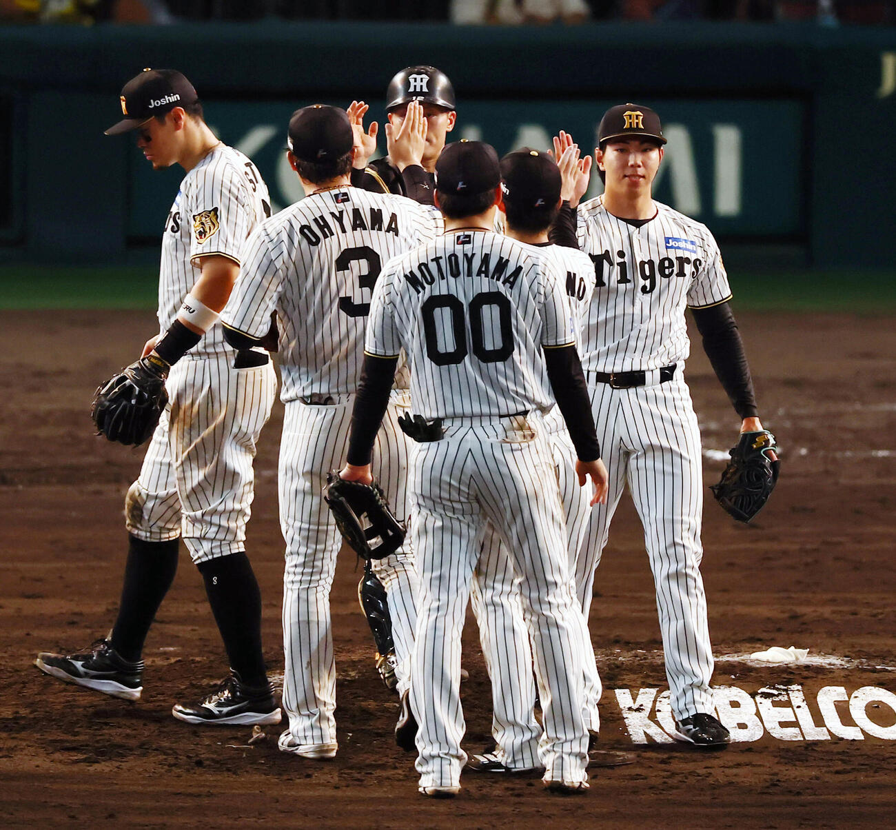 阪神対巨人　巨人に勝利しナインとタッチする阪神工藤泰成（撮影・加藤哉）