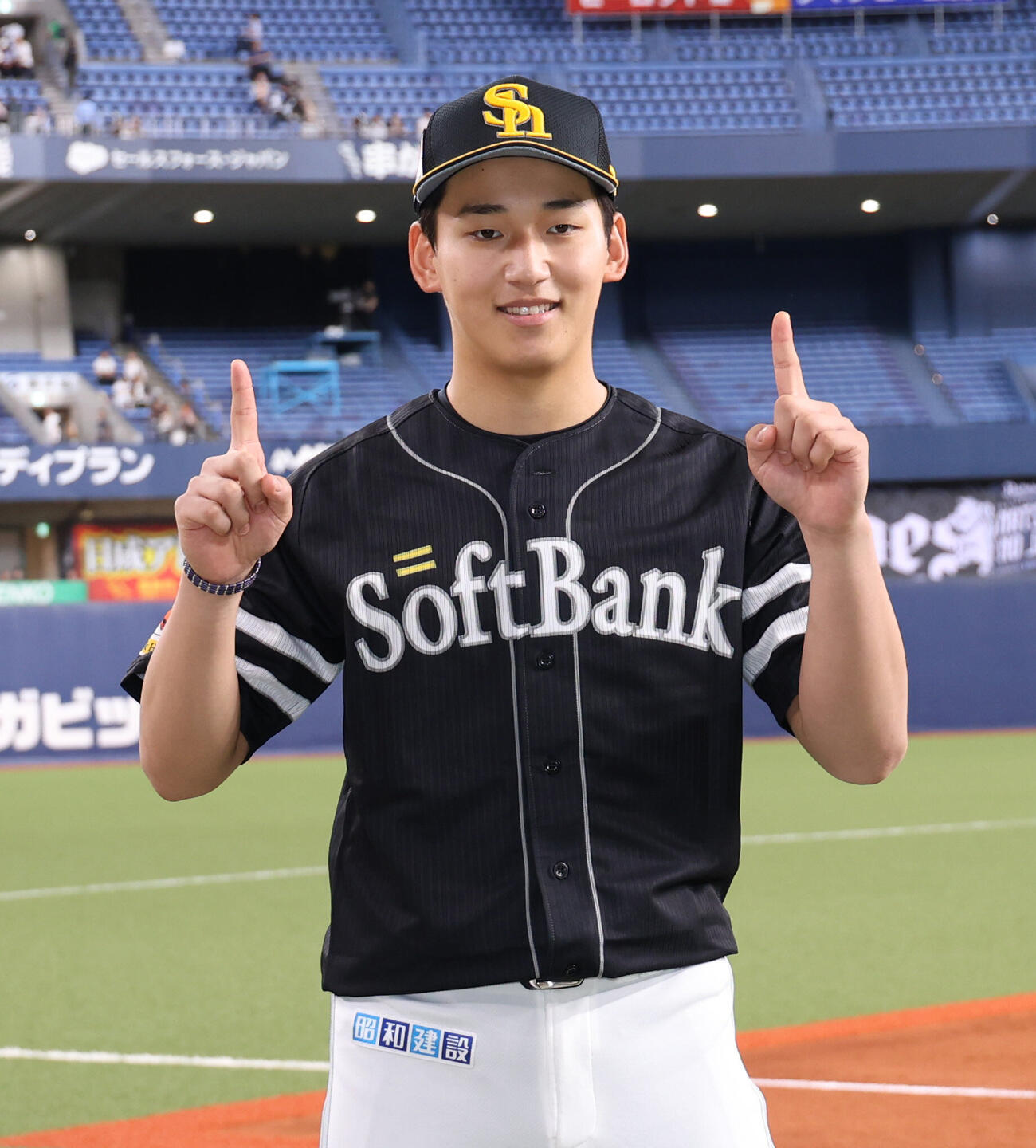 オリックス対ソフトバンク　ソフトバンク前田悠伍は無傷の11勝目を挙げポーズをとる（撮影・西尾就之）