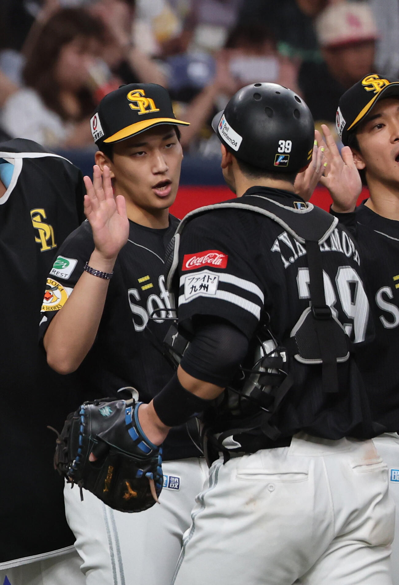 オリックス対ソフトバンク　11勝目を挙げたソフトバンク前田悠伍は山本祐大捕手を出迎える（撮影・西尾就之）
